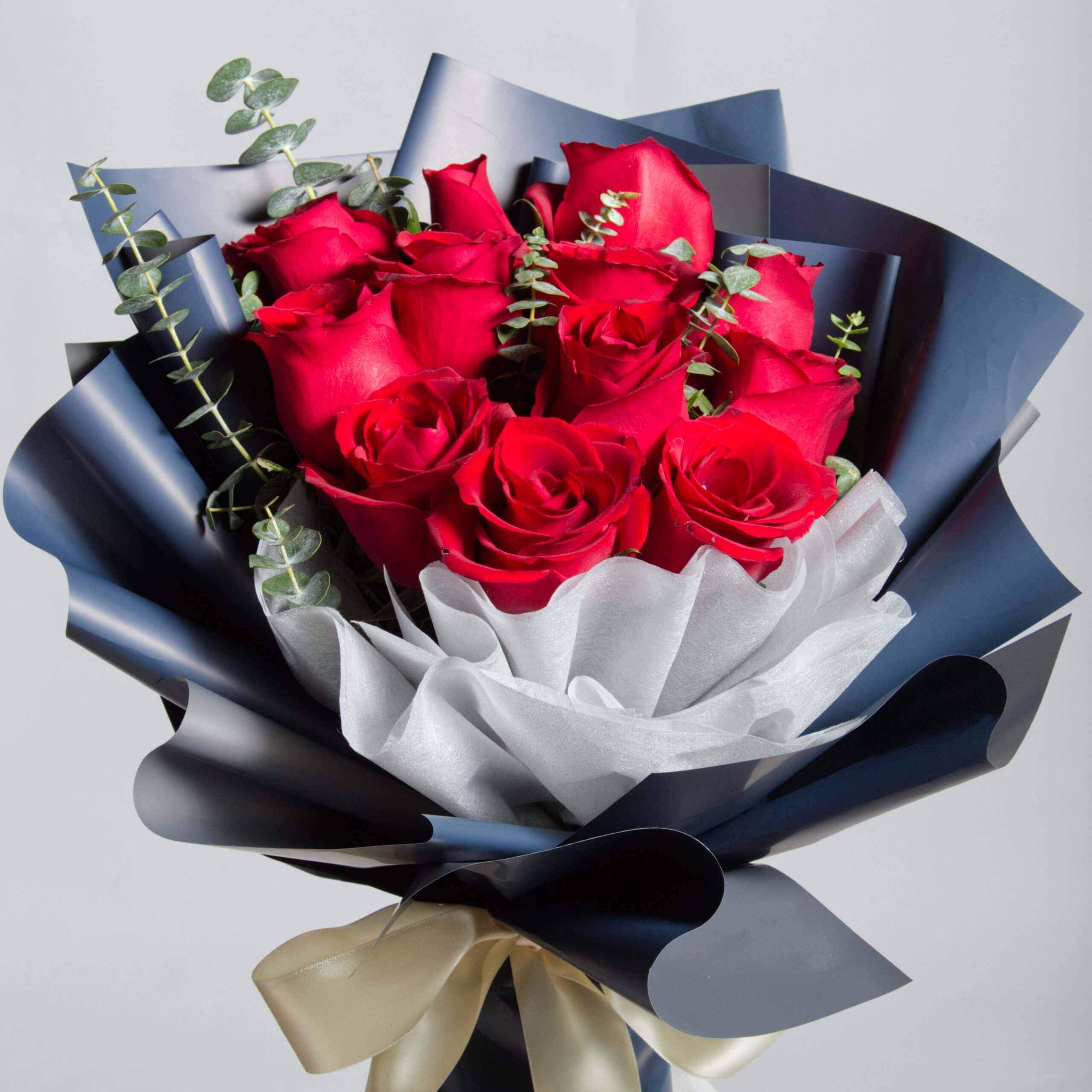 Classic Romance: Gifting Red Rose Bouquets