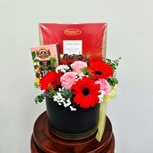 Mother's Charming Blooms Gift hamper Arrangement